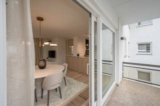 Luxueus gerenoveerd appartement op topligging in het Zoute. Ontdek dit prachtig gerenoveerde appartement in een stijlvolle villaresidentie, op een bevoorrechte locatie vlakbij de wandeldijk van het Zoute, op wandelafstand van het Zwin, het Albertplein en de exclusieve boetieks in de Kustlaan.<br />Indeling: Lichtrijke woonkamer met salon en eetruimte, uitgevend op een zonneterras vooraan met zeezicht én een tweede zonnig terras op het zuiden. Open, volledig ingerichte keuken. Inkomhal met gastentoilet en vestiaire.<br />De master bedroom beschikt over een eigen douchekamer (met toilet). Tweede slaapkamer eveneens met douchekamer en aansluiting voor wasmachine. Beide slaapkamers zijn voorzien van ingemaakte kasten voor optimaal comfort en opbergruimte.<br />Mogelijkheid tot aankoop van een parkeerplaats in de residentie - Private kelder - Gemeenschappelijke fietsenberging.<br />Contacteer ons om een bezoek in te plannen.