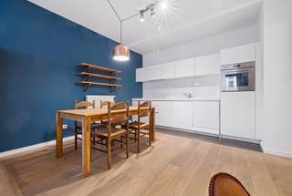Ontdek dit appartement in het hart van de Europese wijk, aan de Jean Reyplaats. Het ligt op de 1e verdieping van een gebouw uit 2014. Dit pand van ± 66 m² maakt meteen indruk met zijn hal, voorzien van een gepantserde deur. De woonkamer komt uit op een aangenaam terras van ± 14 m², een echte buitenuitbreiding. De volledig uitgeruste open keuken sluit naadloos aan op de leefruimte.<br />Het slaapgedeelte bestaat uit een comfortabele slaapkamer (± 14 m²), een badkamer, een wasruimte en een apart toilet, wat zorgt voor een functionele indeling. Kelder nr. 14 inbegrepen.<br />Het pand wordt gemeubileerd verkocht, een extra troef waardoor u direct na aankoop ten volle van het appartement kunt genieten.<br />Hoogwaardige technische voorzieningen: dubbele beglazing, ventilatiesysteem met dubbele luchtstroom, thermostaat, fietsen- en kinderwagenstalling.<br />Een pand, in uitstekende staat, in een gewilde wijk die Europese instellingen, winkels en optimale bereikbaarheid combineert. Afmetingen ter indicatie.