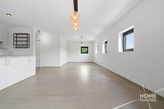 Dit stijlvolle appartement combineert moderne architectuur en een uitstekend wooncomfort. Dankzij de hedendaagse afwerking is dit een aantrekkelijke woonst voor wie comfortabel en energiezuinig wil wonen.<br /><br />Het hart van het appartement is de royale leefruimte met open keuken. De keuken is volledig uitgerust en beschikt over een praktisch keukeneiland. De leefruimte biedt bovendien meer dan voldoende plaats voor zowel een ruime eetkamer als een comfortabele zithoek.<br /><br />Het appartement beschikt over een masterbedroom en een tweede, kleinere kamer die perfect dienst kan doen als extra slaapkamer, bureau of hobbyruimte. De badkamer is modern ingericht en voorzien van zowel een inloopdouche als een ligbad.<br /><br />Daarnaast zijn er een afzonderlijk toilet en een praktische technische ruimte aanwezig. Doorheen het volledige appartement is er vloerverwarming voorzien.<br /><br />Een belangrijke troef is het zuidoostgerichte terras. Hier geniet u vanaf de ochtend van de zon en beschikt u over een fijne buitenruimte die rechtstreeks aansluit bij het moderne karakter van het appartement.<br /><br />Troeven op een rij:<br /><br />- Zeer ruime en lichtrijke leefruimte<br />- Volledig uitgeruste open keuken met keukeneiland<br />- Badkamer met inloopdouche én ligbad<br />- Zuidoostgericht terras<br />- Vloerverwarming in het volledige appartement<br />- Energiezuinig – EPC A<br /><br />* Optioneel aan te kopen berging van maar liefst 43 m² voor € 22.500<br />* Optionele staanplaats aan te kopen, gelegen pal naast het appartementsgebouw, voor €22.500. <br /><br />Interesse of wens je een bezoek in te plannen? Contacteer Home Hunters via hallo@homehunters.be of 057 377 477.