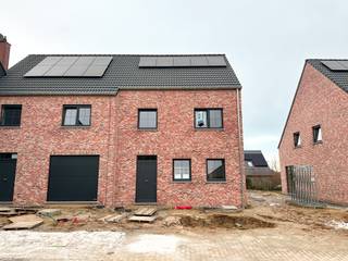 Ben je op zoek naar een ruime en energiezuinige woning in een groene, rustige omgeving? Dan is lot 2 in ons nieuwbouwproject in Oetingen (Gooik) misschien wel jouw toekomstige thuis!<br /><br />Deze halfopen bebouwing biedt 142 m² aan bewoonbare oppervlakte en is gelegen nabij het centrum, lokale handelaars, sportvoorzieningen en openbaar vervoer.<br />Bovendien zal deze woning volledig afgewerkt worden inclusief schilderwerk, verlichting, laminaat op slaapkamers/nachtal en tuinaanleg. Kortom volledig klaar om onmiddellijk te verhuizen!<br /><br /><strong>Indeling van de woning</strong><br />- Ruime inkomhal met gastentoilet<br />- Leefruimte met open keuken (48,5m²)<br />- Grote berging/garage voor extra opslag en praktisch gebruik<br />- Nachthal met apart toilet<br />- 3 ruime slaapkamers (13,8 m² – 13,4 m² - 10,3)<br />- Grote badkamer met ligbad, douche en dubbele lavabo (8,1m²)<br />- Ruime zolder, bereikbaar via een zolderluik, met extra mogelijkheden<br /><br /><strong>Extra troeven</strong><br />- Lichtrijke ruimtes en een praktisch ingedeelde woning<br />- Vloerverwarming op het gelijkvloers<br />- Energiezuinig wonen<br />- Zonnepanelen<br />- Regenwaterput van 7.500 liter, aangesloten op toiletten, wasmachine en buitenkraan<br /><br /><strong>Ben jij klaar om van deze woning jouw thuis te maken?</strong><br />Bekijk de plannen op www.hectaar.be of neem contact met ons op voor een afspraak!<br /><br /><strong>Ontdek lot 02 tijdens het opendeurmoment op zondag 31 mei van 13u tot 16u.<br />Schrijf je in via: https://www.hectaar.be/nl/nieuws/opendeurmoment-31-mei</strong>