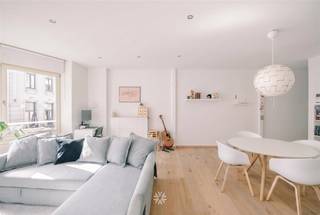 <p><span>GENT CENTRUM - Stijlvol 1 slaapkamer-appartement met hoogwaardige afwerking en prachtig terras</span></p><p><span> </span></p><p><span>Dit lichtrijke appartement met één slaapkamer bevindt zich op de tweede verdieping van een kleinschalige residentie, gelegen in de gegeerde Sint-Pietersnieuwstraat in de Gentse binnenstad.</span></p><p><span>Het gebouw onderging in 2016 een totaalrenovatie met energiezuinige technieken en een hoge afwerkingsgraad. De centrale locatie en kwalitatieve materialen maken dit appartement future proof en een interessante opportuniteit voor zowel eigen bewoning als investering.</span></p><p><span> </span></p><p><span> </span></p><p><span>De belangrijkste troeven in een notendop: </span></p><ul><li><span>Luxueuze uitstraling</span></li><li><span>Op wandelafstand van openbaar vervoer, studentencampussen, winkels en horeca</span></li><li><span>Volledig voorzien van inbouwkasten (vestiaire, dressing en berging)</span></li><li><span>Kwalitatieve materialen</span></li><li><span>Zonnig west-georiënteerd terras</span></li><li><span>EPC Label A, asbestveilig en conforme elektriciteit</span></li></ul><p><span> </span></p><p><span> </span></p><p><span>Indeling: Inkomhal met ingebouwde vestiaire, wasberging, apart toilet, lichtrijke leefruimte met open keuken voorzien van inbouwtoestellen en tegelvloer, aangename zithoek en eetkamer, nachthal met toegang tot het ruime terras, slaapkamer met ingebouwde dressingkasten, stijlvolle badkamer uitgerust met een lavabomeubel en ligbad met douche. Het appartement geniet daarnaast van energiezuinige technieken, individuele tellers en een voordelig EPC Label.</span></p><p><span> </span></p><p><span> </span></p><p><span> </span></p><p><span>Belangrijk: </span></p><p><span>Richtprijs: 399.000 EUR</span></p><p><span>EPC: 88 kWh/m² jaar (UC: 20260616-0003895070-RES-1)</span></p><p><span>Geen renovatieverplichting</span></p><p><span> </span></p><p><span>Benieuwd? Contacteer Axel Lenaerts makelaars voor meer info of een bezoek via <span>Laurens@axellenaerts.be</span></span><span> of 09 245 24 24</span></p><p><span> </span></p>
