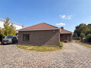 <h1><span>Gelijkvloerse woning met inkomhall; afzonderlijk w.c.; living met cassette; ingerichte keuken met afwasbak, oven, kookplaat, dampkap, frigo, vaatwas en kasten; koele berging; wasplaats; 3 slaapkamers waarvan 2 met ingemaakte kast; badkamer met douche, W.C. en lavabo.</span></h1><h1><span>Garage</span></h1><p><span>Afgesloten tuin met tuinberging</span></p>