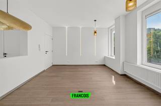 In de Zwaluwenstraat 42 vinden we deze volledig gerenoveerde bel-etagewoning terug, waar hedendaags comfort, een praktische indeling en energiezuinig wonen perfect samenkomen. De woning werd het afgelopen jaar grondig vernieuwd en behaalt een gunstig EPC-label B, wat zorgt voor een energiezuinige en toekomstgerichte woonst. ✨<br /><br />Bij het betreden van de woning komen we terecht op het gelijkvloers, waar zich de garage bevindt evenals een polyvalente ruimte met bijzonder veel potentieel. Deze verdieping leent zich perfect tot het creëren van een volledig uitgeruste studio met leefruimte, slaapkamer en een eerste badkamer. Ideaal voor kangoeroewonen, inwonende familie, een zelfstandige activiteit of als extra hobby- en werkruimte. 🚗<br /><br />Op de eerste verdieping bevindt zich de lichtrijke leefruimte die dankzij haar aangename indeling naadloos aansluit op de keuken. De open connectie tussen beide ruimtes zorgt voor een gezellige sfeer en maakt het de ideale plek om te ontspannen of gasten te ontvangen. 🍽️🛋️<br /><br />De tweede verdieping beschikt over twee volwaardige slaapkamers en een tweede badkamer, waardoor de woning perfect geschikt is voor gezinnen, koppels of wie graag extra ruimte ter beschikking heeft. 🛏️🚿<br /><br />Dankzij de volledige renovatie, de flexibele indeling en de energiezuinige afwerking vormt deze woning een unieke opportuniteit voor wie op zoek is naar een instapklare thuis met tal van mogelijkheden.<br /><br />