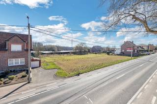 <p>Voor meer informatie of een bezoek, bel 02/532.22.57 - Lennik (Eizeringen): Op een strategische ligging langs de Assesteenweg en op een boogscheut van de belangrijke as Brussel-Ninove en Asse-Edingen, biedt Topo-Immo u deze <strong>prachtige bouwgrond</strong> aan met een een oppervlakte van <strong>7a 62ca</strong>. Geschikt voor het oprichten van een <strong>open bebouwing</strong>! Mogelijkheid om een gedeelte te voorzien met <strong>kantoorfunctie, vrij beroep, handel, dienstverlening en ambacht</strong>. Het perceel is 18m breed. De <strong>maximale</strong> <strong>gevelbreedte </strong>bedraagt<strong> 12m</strong>. Maximale bouwdiepte: 15m op het gelijkvloers en 12m op de verdieping. Kroonlijsthoogte: hellend dak tussen 3,20m en 6,20m - plat dak max. 6,50m. <strong>Mogelijkheid tot het oprichten van een vrijstaand tuinhuis, serre, poolhouse of terrasoverkapping in de achtertuin! </strong>Winkels, scholen en openbaar vervoer bevinden zich in de nabijheid. Interesse in deze mooie bouwgrond? Neem dan snel contact op met ons om het dossier in te kijken op kantoor! (Prijs exclusief opmetingskosten, aandeel verkavelingsakte en aansluitingskosten). Maatregelen opgenomen in het maatregelenregister: nee. <strong> Deze prijs is een vanaf-prijs.</strong></p>