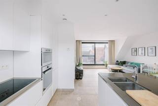 <p><span>Meulebeke - Recent en lichtrijk appartement met terras </span></p><p><span> </span></p><p><span>Bent u op zoek naar een recent en instapklaar appartement ? Dan is dit appartement iets voor u! </span></p><p><span>Dankzij de moderne afwerking, praktische indeling en aangename lichtinval geniet u hier van optimaal wooncomfort. </span></p><p><span> </span></p><p><span>De belangrijkste troeven: </span></p><ul><li><span>Recent gebouw (2018)</span></li><li><span>Lift aanwezig</span></li><li><span>Slechts één appartement per verdieping</span></li><li><span>Rustige ligging nabij het centrum </span></li></ul><p><span> </span></p><p><span>Indeling: </span></p><p><span>Via de inkomhal bereikt u de ruime leefruimte met veel natuurlijk licht en toegang tot het terras. De open keuken sluit naadloos aan op de eet-en zithoek. Verder beschikt het appartement over een volwaardige slaapkamer en een badkamer met douche, ligbad, lavabo en toilet. Verder beschikt het appartement nog over een aangenaam terras. </span></p><p><span> </span></p><p><span>Praktische info: </span></p><p><span>Richtprijs: 225.000 euro </span></p><p><span>EPC: B</span></p><p><span>Beschikbaar vanaf: 01/01/2027</span></p><p><span> </span></p><p><span>Interesse in dit verzorgd en recent appartement? Neem gerust contact met ons op voor meer informatie of een bezoek ter plaatse. </span></p>
