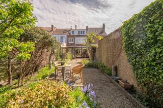Deze te renoveren woning met een bewoonbare oppervlakte van 224 m² beschikt over vier volwaardige slaapkamers en een prachtige zonnige tuin. De woning is centraal gelegen in een rustige omgeving en op slechts enkele minuten wandelen van winkels, scholen en openbaar vervoer.<br /><br />De woning ligt op een zonnig perceel van 417 m² met een westelijke oriëntatie. Het gelijkvloers omvat een ruime en open inkomhal die toegang biedt tot de lichtrijke leefruimte met eetplaats, gastentoilet en keuken met aansluitende veranda.<br /><br />Op de eerste verdieping bevinden zich twee ruime kamers, momenteel ingericht als woonkamer, die eenvoudig kunnen worden omgevormd tot slaapkamers. Aansluitend bevindt zich nog een keuken die omgebouwd kan worden tot badkamer. Op de tweede verdieping zijn er nog twee bijkomende slaapkamers en een badkamer aanwezig.<br /><br />Voor meer informatie of een vrijblijvend bezoek contacteer Gaëlle 0479 17 17 17