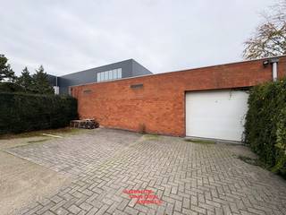 Een ruim magazijn dat perfect geschikt is voor opslag of als werkruimte. Gelegen in een rustige, afgelegen omgeving biedt deze locatie volop...