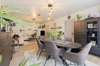 [[ DIT PAND NEEMT DEEL AAN DE ERA OPEN HUIZEN DAG OP 13/6 VAN 13:00 TOT 14:00 ]]
<strong>Halen: gelijkvloers appartement met 3 slaapkamers en garagebox</strong><br /><br />Dit appartement is gunstig gelegen nabij het centrum van Halen, met een vlotte verbinding naar de E314 richting Hasselt en Leuven. Openbaar vervoer bevindt zich in de nabije omgeving en ook winkels, restaurants en cafés zijn eenvoudig te bereiken te voet of met de fiets. Een ideale ligging voor wie comfortabel en centraal willen wonen.<br /><br />Het appartement bevindt zich op het gelijkvloers en werd recent zeer mooi en modern opgefrist. Dankzij de praktische indeling en ruime kamers is dit een ideale woonst voor gezinnen, koppels of investeerders. Bovendien beschikt het appartement over een eigen garagebox, wat zorgt voor extra comfort en veiligheid.<br /><br /><strong>Indeling:</strong><br />- Kelder -1: kelderberging<br />- Gelijkvloers: inkomhal, woonkamer, keuken, apart toilet, badkamer,drie ruime slaapkamers en een garagebox<br /><br /><strong>Troeven:</strong><br />- Garagebox<br />- Gelijkvloers appartement<br />- Centrale ligging nabij centrum en E314<br /><br />Bent u op zoek naar een instapklaar appartement op een centrale ligging met alle comfort? Ontdek deze eigendom in Halen en plan vandaag nog uw bezoek!<br /><br /><strong>JOUW DROOMWONING. ZO GEVONDEN!</strong>