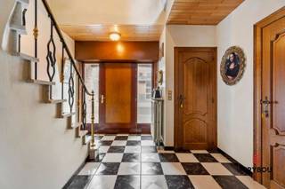 Deze woning biedt een indrukwekkende woonoppervlakte en is ideaal voor wie ruimte zoekt — binnen én buiten. Een opfrissing kan geen kwaad, maar...