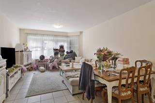 <p>**Wonen te Haren, Brussel**<br /><br />In Haren, een deelgemeente van Brussel, bieden we met veel plezier dit één-slaapkamerappartement aan! Het pand heeft een uitmuntende Mobiscore van 8.9 wat wil zeggen dat alle voorzieningen zoals openbaar vervoer, autosnelweg, winkels, school, het park van Haren, het sportcentrum..... vlakbij zijn. Tevens biedt Haren een perfecte uitvalsbasis naar tewerkstelling in de Brusselse regio en Brucargo.<br /><br />Het gebouw bestaat uit 6 entiteiten, waarbij appartement 0002 gelegen is op de gelijkvloerse verdieping en beschikt over een open leefruimte met ingerichte keuken, badkamer en één slaapkamer. Ieder appartement heeft een eigen terras en bovendien beschikt ieder appartement over een privatieve kelderberging. Wij verkopen alle appartementen in dit gebouw mist inachtneming huurder! Is dit appartement niet volledig wat u zoekt? Bekijk dan zeker de overige opties in dit gebouw via onze website: www.connect-immo.be <br /><br />Op heden is het appartement verhuurd aan €873,74 exclusief lasten waardoor je geniet van een rendement van 3,95%! <br /><br />Dit appartement is een unieke kans voor zowel eigen gebruikers als voor investeerders! Voor meer informatie of een bezichtiging, neem contact op met Jacky op 049553 46 49 of jacky@connect-immo.be<br /><br />EPC: 279 kWh/m² - Label F - UC: 20240715-0000685300-01-5</p>