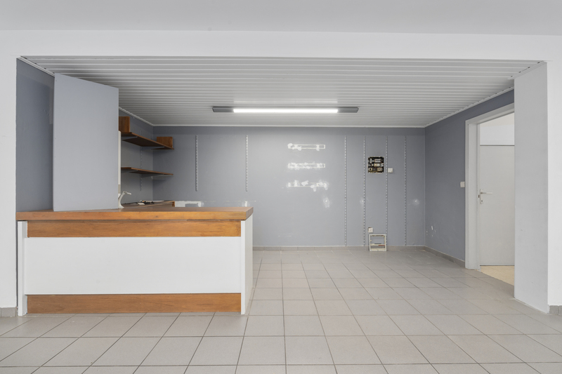 Gelijkvloers handelspand aan het ziekenhuis in Deinze! - foto 5