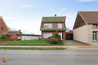 Op een goede locatie te Lier bevindt zich deze open bebouwing met 3 slaapkamers en grote tuin op een mooi perceel van 1140 m². U geniet hier van...