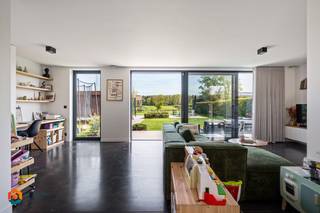 Op een gunstige ligging in Sint-Katelijne-Waver bevindt zich deze prachtige, moderne villa, gelegen op een mooi perceel van 989 m². U geniet hier...