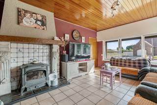 Landelijk en rustig gelegen open bebouwing op een perceel van 3.539 m². De woning biedt u een inkomhal, woonkamer met houtkachel, ingerichte...