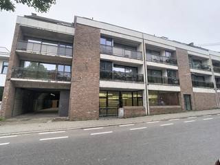 <p>Dit ruim handelspand in Aarschot biedt een uitstekende opportuniteit voor ondernemers die op zoek zijn naar een commerciële ruimte met veel potentieel, een praktische indeling en een centrale ligging dichtbij het centrum. Dankzij de openbare parkeerplaatsen vlak voor het pand genieten klanten en bezoekers van een vlotte bereikbaarheid, wat een belangrijke troef vormt voor uiteenlopende handelsactiviteiten.</p><p>Bij het betreden van het pand valt meteen de ruime handelsruimte op, die flexibel kan worden ingericht volgens de behoeften van jouw zaak. Of je nu een winkel, kantoor, praktijkruimte of showroom wenst uit te bouwen, dit handelspand biedt verschillende mogelijkheden om jouw concept professioneel uit te werken. De open structuur laat toe om de inrichting volledig af te stemmen op de activiteit.</p><p>Aansluitend bevindt zich een grote garage- en magazijnruimte die extra comfort en praktische opslagmogelijkheden biedt. Deze ruimte is ideaal voor stockageruimte, leveringen, werkmateriaal of het stallen van voertuigen. De combinatie van commerciële ruimte en magazijn maakt dit pand bijzonder interessant voor zelfstandigen en ondernemingen die nood hebben aan extra functionaliteit op één locatie.</p><p>De eigenaar staat open voor overleg rond eventuele opfrissingswerken of aanpassingen aan het pand. Hierdoor krijg je als toekomstige huurder de mogelijkheid om mee na te denken over de inrichting en uitstraling van de ruimte. Ook de huurvoorwaarden zijn bespreekbaar afhankelijk van de gewenste werken en invulling.</p><p>De ligging dichtbij het centrum van Aarschot zorgt voor een goede visibiliteit en een vlotte verbinding met omliggende gemeenten. Winkels, horecazaken en andere voorzieningen bevinden zich in de nabije omgeving, wat bijdraagt aan een levendige commerciële omgeving.</p><p>Ben je op zoek naar een ruim handelspand met magazijnruimte, parkeermogelijkheden en flexibele mogelijkheden in Aarschot, dan is dit pand zeker een bezoek waard.</p>