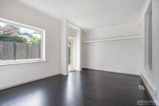 Ontdek deze karaktervolle woning met atelier/garage gelegen in Waregem met vlotte verbinding naar Waregem centrum en de E17.INDELING VAN DE WONING...