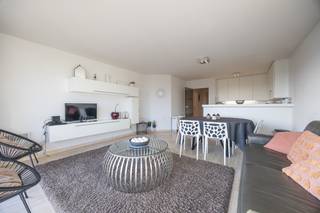 <ul>
	<li>Dit appartement bevindt zich op de 2de verdieping van residentie Escale II;</li>
	<li>Ze bevat de volgende indeling: inkomhal met vestiairekast, apart toilet, bergruimte met mogelijkheid tot aansluiting wasmachine, 2 slaapkamers, badkamer met ligbad en dubbele lavabo, ruime leefruimte met open keuken, uitgevend op een uiterst aangenaam Zuidgericht terras;</li>
	<li>Hier geniet u van een centrale, maar toch rustige ligging, om de hoek van de Zeedijk / het strand en op 2 passen van het openbaar vervoer;</li>
	<li>Vanuit de lichtrijke leefruimte hebt u een mooi uitgestrekt zicht op de duinen;</li>
	<li>Er is een private kelderberging inbegrepen in de prijs en er is een gemeenschappelijk vuilnislokaal aanwezig;</li>
	<li>Er werd recent een nieuwe lift geplaatst in het gebouw en het appartement beschikt over een nieuwe brandwerende deur;</li>
	<li>Tevens voldoet de elektrische installatie aan de huidige normen en is er een conforme keuring ter beschikking. </li>
</ul>
Graag dit appartement komen ontdekken? Neem dan snel contact op! 