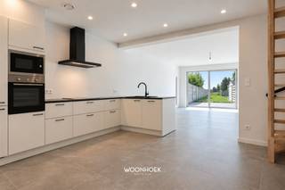 <p>Ontdek deze stijlvol afgewerkte en praktisch ingedeelde woning met drie volwaardige slaapkamers, een hypergeïnstalleerde open keuken en een zonnige tuin. De combinatie van hedendaagse materialen, een aangename lichtinval en een doordachte indeling zorgt voor een comfortabele woonbeleving.</p><p>Via de inkomhal betreedt u de woning. De stijlvolle glazen deur met zwarte profielen vormt meteen een elegante blikvanger en zorgt voor een mooie verbinding met de achterliggende woonruimtes. In de inkomhal bevindt zich een ruime en functionele berging met geïntegreerd gastentoilet, ideaal voor het opbergen van jassen, schoenen en huishoudelijke benodigdheden.</p><hr /><p>Vervolgens bereikt u de open, hypergeïnstalleerde keuken, die naadloos aansluit op de lichtrijke leefruimte. De keuken werd uitgevoerd in een tijdloze kleurencombinatie en beschikt over een donker werkblad, voldoende kastruimte en diverse kwalitatieve inbouwtoestellen.</p><p>De ruime leefruimte geniet dankzij de grote raampartij van een overvloedige natuurlijke lichtinval. Er is voldoende plaats voor het creëren van een aangename zit- en eethoek, waardoor koken, tafelen en ontspannen hier harmonieus samenkomen. Vanuit de leefruimte heeft u rechtstreeks toegang tot het terras en de zonnige, langgerekte tuin. Deze buitenruimte biedt volop mogelijkheden om in alle rust te genieten.</p><hr /><p>Via de karaktervolle houten trap bereikt u de eerste verdieping. Hier bevinden zich twee ruime slaapkamers, die voldoende plaats bieden voor een comfortabele en persoonlijke inrichting. Verder beschikt deze verdieping over een moderne badkamer, uitgerust met een ruime inloopdouche met regendouche, een toilet en een wastafel in een stijlvol houten meubel. De zwarte kranen, doucheprofielen en handdoekradiator geven het geheel een eigentijdse uitstraling.</p><p>De tweede verdieping omvat een derde volwaardige slaapkamer. Deze ruimte kan eveneens flexibel worden ingericht als masterbedroom, bureau, hobbykamer of logeerkamer.</p><hr /><p>Dankzij de combinatie van drie slaapkamers, een hypergeïnstalleerde keuken, moderne badkamer, praktische berging en zonnige tuin vormt deze woning een aantrekkelijke thuis voor starters, koppels en gezinnen.</p><p>Plan uw bezoek eenvoudig online, telefonisch via 09 310 77 07 of mail naar info@woonhoekvastgoed.be.</p>