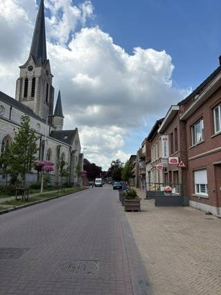 Deze veelzijdige handelswoning beschikt momenteel over een handelspand op het gelijkvloers en een afzonderlijke woonruimte op de verdieping.<br />Gelegen op een perceel van ca. 203 m², met een totale oppervlakte van ca. 181 m². De eigendom biedt verschillende mogelijkheden voor wie wonen en werken wil combineren, een handelsactiviteit wil uitbaten of de woning verder naar eigen wensen wil aanpassen.<br />Centrale ligging in Haasdonk, nabij winkels, scholen, horeca en belangrijke verbindingswegen.<br />Een interessante eigendom met karakter en mogelijkheden.<br />Perceel: ca. 203 m² | Totale opp.: ca. 181 m² | Straatbreedte: ca. 7,5 m<br />
