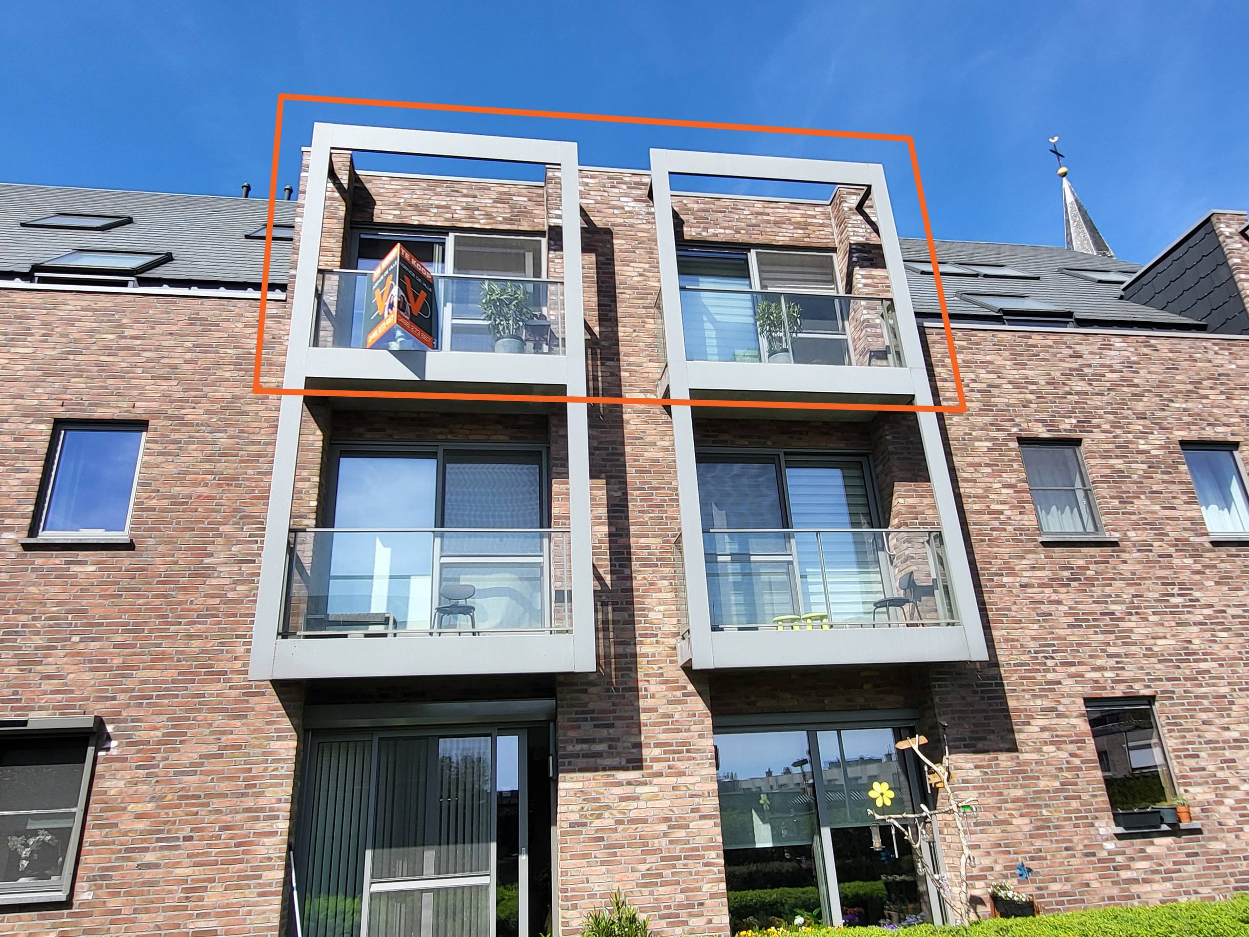 Instapklaar en energiezuinig appartement (66 m²) met zuidgerichte terrassen, ideaal gelegen in een rustige dorpsomgeving op wandelafstand van winkels, openbaar vervoer en scholen.  - foto 2