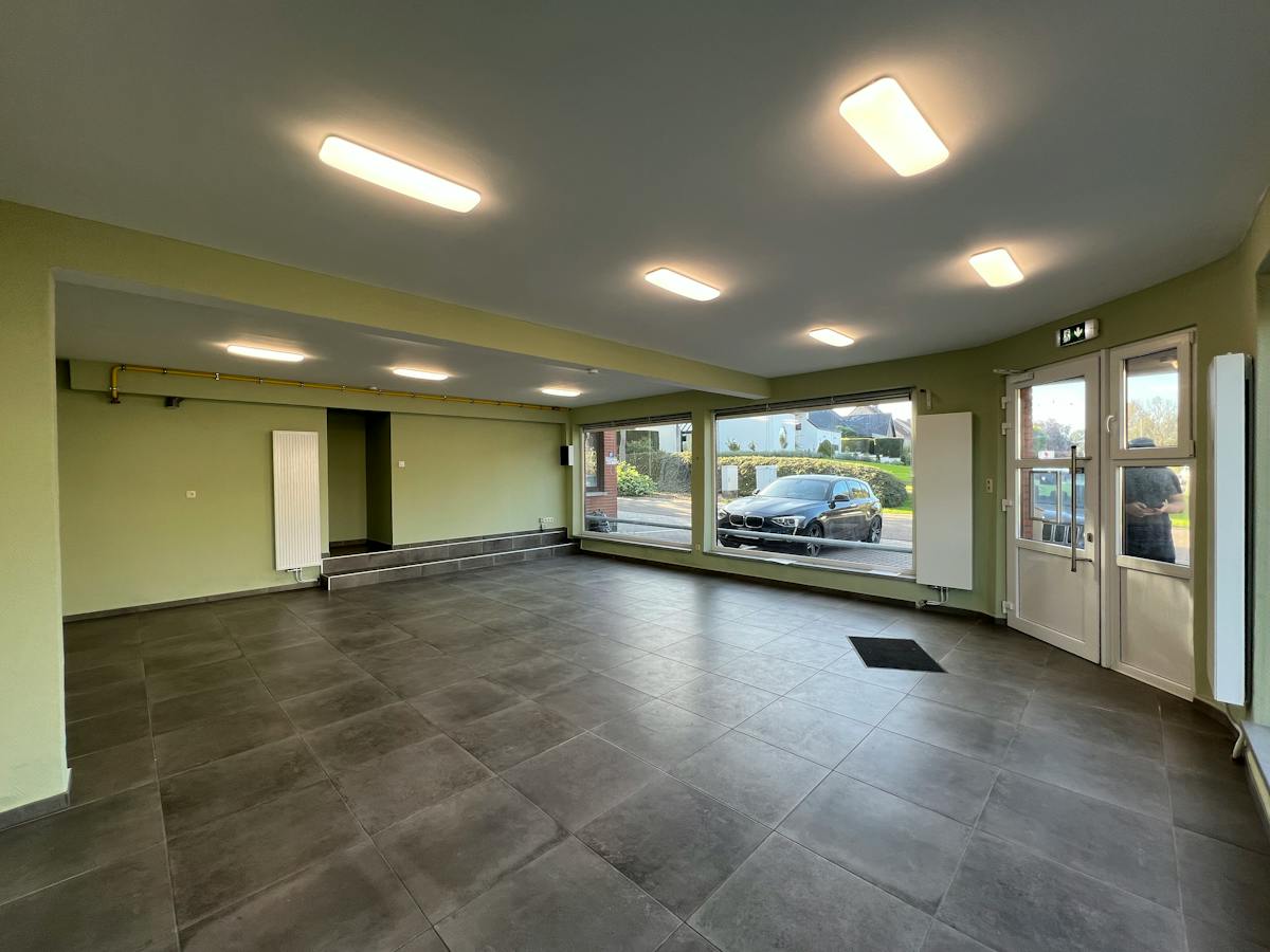 Handelspand van 74 m² met parking te huur op de N2 - foto 5