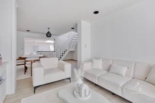 Deze ruime instapklare gezinswoning met 4 slaapkamers aan het Voorhavenpark wordt exclusief aangeboden via Access Estate! <br />BEZOEK OP AFSPRAAK!<br />Maak jouw afspraak via 0472 60 91 51 (telefoon, sms of Whatsapp).<br /><br />Deze gezinswoning bevindt zich in een dynamische en sterk evoluerende buurt, vlakbij de Nieuwe Dokken, en combineert een rustige, groene omgeving met een uitstekende bereikbaarheid naar het historische stadscentrum. Dankzij de gunstige ligging geniet u van een vlotte verbinding met zowel de wagen als het openbaar vervoer. Winkels, scholen, horeca en recreatiemogelijkheden bevinden zich bovendien op wandel- en fietsafstand.<br /><br />De woning onderging de voorbije jaren een grondige renovatie, waarbij de laatste werken werden uitgevoerd in 2020. Hierbij werd gekozen voor kwalitatieve en duurzame materialen, wat resulteert in een instapklare woning met een uitstekende energieprestatie (EPC-label B).<br /><br />Via de inkomhal bereikt u de ruime en lichtrijke leefruimte, bestaande uit een gezellige zithoek met sfeervolle gashaard en een ruime eetplaats. Aansluitend bevindt zich de volledig vernieuwde, moderne keuken met kookeiland en kwalitatieve inbouwtoestellen, die het hart van de woning vormt. Op het gelijkvloers vindt u daarnaast een praktische wasplaats met maatwerkkasten en een badkamer, uitgerust met een ligbad met douchevoorziening, een wastafel en een toilet. Ten slotte is er nog een overdekte koer aanwezig. <br /><br />De eerste en tweede verdieping bieden elk twee ruime, volwaardige slaapkamers, goed voor in totaal vier slaapkamers. Vanuit de achterste slaapkamer op de tweede verdieping bereikt u via een zolderluik de ruime, beloopbare zolder, die tal van mogelijkheden biedt als extra bergruimte.<br /><br />Troeven:<br />• Instapklare gezinswoning <br />• Uitstekende energieprestatie <br />• Gelegen tegenover het groene Voorhavenpark <br />• Vier volwaardige slaapkamers<br /><br />Keuringen:<br />• Asbestattest: Asbestveilig<br />• EPC : label B<br />• Elektrische installatie: conform <br /><br />Heb je interesse in deze instapklare woning met een uitstekende ligging, nabij het centrum van Gent?<br />Contacteer ons vandaag nog en verzeker je van een plaats op de bezoekdag!