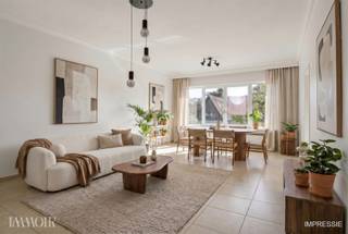 <p><span>Ben je op zoek naar een verzorgd appartement op een uitstekende locatie? Dit mooi afgewerkte appartement van ca. 83 m² combineert comfort, ruimte en een praktische indeling. Gelegen in een kleinschalig en goed onderhouden gebouw in Wilrijk, is dit de ideale thuisbasis voor gezinnen, koppels of investeerders die op zoek zijn naar een zorgeloze woonst.</span></p><h3><span>Ligging</span></h3><p><span>Het appartement geniet van een gunstige ligging in Wilrijk, met winkels, scholen, restaurants en openbaar vervoer op wandel- of fietsafstand. Dankzij de vlotte verbindingen bereikt u zowel het centrum van Antwerpen als de omliggende invalswegen in een mum van tijd.</span></p><h3><span>Indeling</span></h3><p><span>Via de inkomhal betreedt je de lichtrijke leefruimte, waar grote raampartijen zorgen voor een aangename lichtinval en een open gevoel creëren. Aansluitend bevindt zich de moderne, recent vernieuwde keuken, stijlvol afgewerkt met warme houtaccenten, een zwart werkblad en kwalitatieve ingebouwde toestellen.</span></p><p><span>Het appartement beschikt over twee volwaardige slaapkamers. De master bedroom vormt een comfortabele en rustige plek om tot rust te komen. De tweede slaapkamer biedt rechtstreeks toegang tot het terras en kan perfect ingericht worden als kinder-, logeer- of bureauruimte. </span></p><p><span>De badkamer werd modern ingericht en voorzien van een ruime inloopdouche en een eigentijds wastafelmeubel. Daarnaast is er een apart gastentoilet aanwezig, wat extra comfort biedt voor bewoners en bezoekers. </span></p><p><span>Verder is er nog een praktische kelderberging, ideaal voor het opbergen van seizoensmateriaal of andere spullen. De verzorgde afwerking draagt bij aan het instapklare karakter van het appartement.</span></p><h3><span>Buitenruimtes</span></h3><p><span>Vanuit de grootste slaapkamer heeft u toegang tot het aangename balkon, waar je in alle rust kan genieten van een groen uitzicht. Achteraan het gebouw bevindt zich bovendien een private garagebox, die mee aan te kopen is voor €25.000 en een absolute meerwaarde vormt in deze omgeving. </span></p><p><span> Dit instapklare appartement biedt de perfecte combinatie van wooncomfort, praktische ruimtes en een centrale ligging. Klaar om de volgende stap te zetten? Neem vandaag nog contact op en ontdek tijdens een bezoek of dit jouw nieuwe thuis wordt. </span></p>