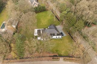 <p>Deze high-end vernieuwbouwvilla werd tot op het bot gestript en volledig heropgebouwd<br />met oog voor detail en duurzaamheid. Alle bestaande structuren werden verwijderd tot op<br />de ruwe bouwschil, inclusief vloeren, technieken en afwerkingen, waardoor een<br />totaalrenovatie van uitzonderlijk niveau mogelijk werd.<br />Bij de heropbouw werd resoluut gekozen voor de meest performante en toekomstgerichte<br />oplossingen op het vlak van energie-efficiëntie. Dankzij doorgedreven isolatie,<br />hoogrendementsglas, geavanceerde technieken en een doordachte materiaalkeuze voldoet<br />de woning aan de strengste hedendaagse energienormen.<br />Het resultaat is een luxueuze, instapklare villa waar esthetiek en comfort hand in hand gaan<br />met een uiterst laag energieverbruik, een duurzame investering met oog op de toekomst.<br /><br />Indeling:<br />Inkomhal met vestiaireruimte en gastentoilet.<br />Aansluitend bevindt zich een polyvalente ruimte die perfect kan worden ingericht als bureau<br />of tv-kamer, evenals een ruime eetkamer.<br />De royale leefruimte wordt gekenmerkt door veel natuurlijke lichtinval en heeft een prachtig<br />zicht op de tuin. De eetkamer met polyvalente ruimte, het salon en de open vloeien<br />harmonieus in elkaar over. De polyvalente ruimte kan perfect dienst doen extra tv-<br />kamer/zithoek/speelhoek ….. De open, hypergeïnstalleerde keuken bevindt zich in een<br />elegante glazen uitbouw en is uitgerust met hoogwaardige, energiezuinige toestellen die<br />perfect aansluiten bij het totaalconcept van de woning.<br />Verder beschikt de woning over een dubbele inpandige garage en een berging.<br /><br />Verdieping 1<br />Overloop met toegang tot de master bedroom met en-suite badkamer en voorzien van een<br />ruime inloopdouche, dubbele wastafel en ligbad, ruimte voor een dressing en met een<br />panoramisch zicht op de tuin.<br />Daarnaast een tweede slaapkamer met eigen douchekamer en dubbele wastafel. Verder zijn<br />er nog twee ruime slaapkamers die samen gebruik maken van een derde badkamer met<br />inloopdouche en enkele wastafel. Tot slot is er ook een apart toilet en een praktische<br />wasruimte.<br /><br />Terras en tuin<br />De woning is omgeven door een grote tuin met een ruim zonneterras. Bovendien is er de<br />mogelijkheid tot het aanleggen van een zwembad.<br /><br />Bijzonderheden<br />Totaalrenovatie en heropbouw met focus op kwaliteit en energie-efficiëntie, hoogwaardige<br />afwerking en talrijke maatwerkoplossingen, vloerverwarming (warmptepomp), maximale<br />lichtinval, regenwaterput en zonnepanelen, EPC 67 kWh/m2 - label A - UC 0003661467, Vg-<br />Wp-Vv-Gvkr-Gmo-Gworg<br />Verkoop onder registratierechten.</p>