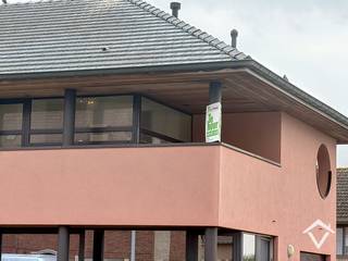 Dit instapklaar appartement te Roeselare bestaat uit: Inkomhal - keuken - woonkamer - berging - 2 terrassen - badkamer - afzonderlijk toilet - 2 slaapkamers - afgewerkte zolder - tuin - garage.<br /><br />De handelszaak wordt niet mee verhuurd, dit is enkel het appartement met de tuin.<br /><br />EPC: C, prijs €795 per maand ( er zijn geen syndic kosten)<br /><br />Bij interesse, gelieve enkel en alleen te reageren via het contactformulier. Wij contacteren u terug van zodra een bezoek mogelijk is.