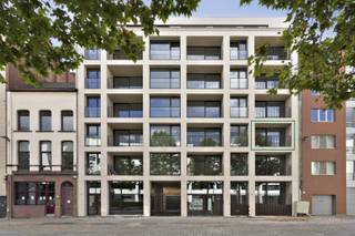 De ruimte is gelegen op de hoogste verdieping van Residentie Castor en is bereikbaar met een lift die rechtsreeks uitkomt in het kantoor. Naast een oppervlakte van 190m² inclusief keuken en badkamer, zijn er ook twee terrassen. <br /><br />Ook aan supermarkten, lunchzaakjes en koffieplekken geen gebrek. Daarnaast centraal gelegen en op een steenworp van de Waaslandtunnel, de Leien en de Kaaien. Parkeren kan bij parking Rijnkaai op 5min. van de kantoorruimte. <br /><br />Tot slot, is het kantoor gelegen in een nieuwbouwproject dus lage energiekosten gegarandeerd.