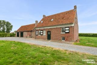 Deze authentieke 19de-eeuwse hoeve ligt in een bijzonder rustige en groene omgeving, omringd door landbouwgronden en bossen, en is toch vlot bereikbaar via de belangrijkste verbindingswegen.<br /><br />De hoeve is gelegen op een perceel van 2.360 m², aangevuld met een aangrenzend weiland van meer dan 2 hectare, in een omgeving die ruimte, rust en privacy biedt.<br /><br />Het hoofdgebouw omvat momenteel drie slaapkamers, twee badkamers, een keuken, een eetkamer met aanpalende zitkamer, een voutekamer en een kelder. Ze heeft verschillende karaktervolle elementen behouden, waaronder verzorgd metselwerk, houten ramen met originele luiken en een schouw.<br /><br />Het aanpalend schuurgebouw heeft haar oorspronkelijk dakgebinte behouden en omvat momenteel een technische ruimte, verschillende bergingen en een grote ruimte, die momenteel als garage wordt gebruikt.<br /><br />Het eigendom is toegankelijk via een prachtige oprijlaan die meteen voor uitstraling en privacy zorgt.<br /><br />Het aangrenzende weiland heeft een oppervlakte van 2ha 29a 14ca en zal vanaf 1 december 2026 vrij zijn van seizoenspacht.<br /><br />Deze site biedt een zeer mooi potentieel voor modernisering en renovatie en vormt een uitzonderlijke basis voor wie op zoek is naar een eigendom met karakter, ideaal voor kopers met toekomstvisie en respect voor erfgoedwaarde.<br /><br />Er werden reeds verschillende investeringen uitgevoerd, onder meer aan de verwarmingsinstallatie en de dubbele beglazing.<br /><br />De hoeve is opgenomen in de inventaris onroerend erfgoed, waardoor ze is vrijgesteld van de energetische renovatieverplichting.<br /><br />De functiewijziging van deze site naar residentieel wonen kan bekomen worden mits goedkeuring door de bevoegde instanties. <br /><br />Dankzij de praktische opstelling van de gebouwen, haar unieke ligging en authentiek karakter biedt dit eigendom tal van mogelijkheden. <br /><br />Kortom: een authentieke hoeve met mooie volumes, meer dan 2 hectare weiland, een rustige omgeving en potentieel. <br /><br />Startprijs: 695.000 euro.<br /><br />Kandidaat-kopers kunnen tot en met 29 oktober 2026 een schriftelijk bod uitbrengen volgens de daarvoor voorziene biedingsprocedure. De verkopers blijven vrij om al dan niet op de ontvangen biedingen in te gaan of de verkoopprocedure verder te zetten.