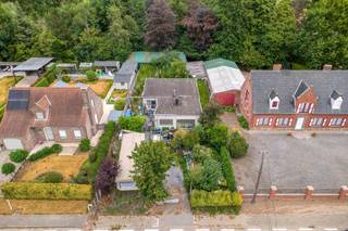 Aan de Ruddervoordsestraat 175 bevindt zich dit perceel met enorm potentieel op een terrein van 707 m². Met de te slopen woning is dit een zeldzame kans om een hoogwaardige nieuwbouw te realiseren aan het verlaagde tarief van 6% btw voor sloop en wederopbouw. Absolute troef: er is reeds een goedgekeurde bouwaanvraag aanwezig.<br /><br />Wie beslist om hier een huis te kopen in Veldegem, kiest voor de ideale combinatie van rust, uitstekende visibiliteit en bereikbaarheid. Het perceel ligt aan een levendige steenweg met een mooie zichtbaarheid, wat tal van mogelijkheden biedt. Tegelijk wordt de locatie omgeven door rustgevend groen en agrarische vergezichten die voor de nodige privacy en ontspanning zorgen.<br /><br />Kenmerken van het perceel<br />- Ruim terrein van 707 m² met een gunstige ligging en flexibele bouwmogelijkheden<br />- Uiterst geschikt voor een project met sloop en wederopbouw (mogelijkheid 6% BTW)<br />- Aansluitingen voor aardgas, water en elektriciteit zijn al aanwezig op het perceel<br /><br />Troeven en bereikbaarheid<br />- Vlotte ontsluiting: Gelegen op minder dan vijf minuten rijden van de oprit naar de autostrade E403<br />- Centrale ligging: Snelle en directe verbindingen naar nabijgelegen steden zoals Brugge, Roeselare en Kortrijk<br />- Groene omgeving: Landelijk en ontspannen wonen in Veldegem met een vrij zicht over het agrarisch gebied<br /><br />Dit eigendom te koop biedt de perfecte basis voor wie een woning op maat wil realiseren op een uitstekende locatie.<br /><br />De eigendom wordt aangeboden via de Power-sale formule. Van 03/09/2026 om 09:00 tot 03/10/2026 om 12:00 kan u het huis op afspraak komen bezichtigen en een bod uitbrengen. De vermelde prijs is een instelprijs. Voor meer info, gelieve contact op te nemen met de dossierverantwoordelijke.<br /><br />Dit pand is onderworpen aan de renovatieverplichting van de Vlaamse overheid voor residentiële gebouwen (behoudens bij sloop binnen 5 jaar na de aankoop). Consulteer voor meer informatie de website van het Vlaams Energie- en Klimaatagentschap via https://www.vlaanderen.be/een-woning-kopen/renovatieverplichting-voor-residentiele-gebouwen<br /><br />Bestuursmaatregelen in het maatregelenregister: nee