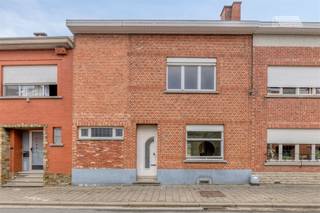 <p><span>Rustig gelegen woning met 2 slaapkamers en tal van mogelijkheden in Kessel-Lo!</span></p><p><span> </span></p><p><span>Bent u op zoek naar een woning die rustig gelegen is, maar toch een vlotte bereikbaarheid en een groene omgeving biedt? Dan is deze woning in Kessel-Lo zeker een bezoek waard.</span></p><p><span> </span></p><p><span>De woning is gelegen in een rustige straat en geniet van een aangename, groene omgeving. Tegelijkertijd bevinden verschillende voorzieningen, winkels, scholen en verbindingswegen zich op korte afstand, waardoor u kunt genieten van een rustige woonomgeving.</span></p><p><span> </span></p><p><span>Een bijzonder pluspunt is de </span><span>mogelijkheid tot toegang aan zowel de voor- als achterzijde van de woning</span><span>, wat extra flexibiliteit biedt naar gebruik en inrichting.</span></p><p><span> </span></p><p><span>De woning biedt de ideale basis voor wie op zoek is naar een renovatieproject met potentieel en de woning volledig wil aanpassen aan de eigen wensen en levensstijl.</span></p><p><span>Troeven:</span></p><ul><li><span>Rustige ligging in Kessel-Lo</span></li><li><span>Groene en aangename omgeving</span></li><li><span>2 slaapkamers</span></li><li><span>Gesloten bebouwing</span></li><li><span>Mogelijkheid tot toegang langs de voor- en achterzijde</span></li><li><span>Interessant als eigen woning of investering</span></li><li><span>Volledig naar eigen smaak in te richten</span></li></ul><p><span> </span></p><p><span> </span></p><p><span>Interesse? Neem dan supersnel contact op voor een persoonlijke rondleiding.</span></p><p><span><br /> </span></p><p><span> </span></p><p><span> </span></p><p><span> </span></p>