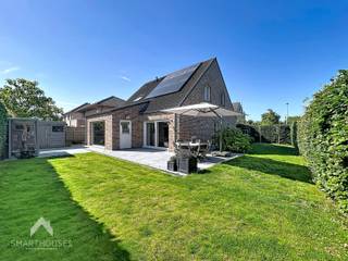 <p>Instapklare vrijstaande woning in een residentiele omgeving bestaande uit een inkomhal met afzonderlijk toilet en ingemaakte kast, ruime leefruimte met eet-en zithoek, volledig uitgeruste open keuken met kookeiland, praktische was/bergplaats, polyvalente ruimte en een aangelegde tuin met groot terras en tuinberging. Op het verdiep zijn 3 volwaardige slaapkamers waarvan 1 ingericht is als dressing, ingerichte badkamer (inloopdouche, ligbad, dubbele wastafel en toilet) en een trapluik naar de geïsoleerde bergzolder.</p>
<p></p>
<p>Extra troeven:</p>
<ul>
<li>Energiezuinig (Label-A)</li>
<li>Voorzien van 40 zonnepanelen</li>
<li>Thuisbatterij</li>
<li>Laadpaal</li>
<li>Regenwaterput van 10.000L</li>
<li>Ventilatiesysteem (D+)</li>
<li>Conforme keuring elektriciteit</li>
<li>Iedere slaapkamer is voorzien van maatwerk</li>
<li>Aangelegde voortuin met carport en oprit voor meerdere wagens</li>
<li>Rolluiken</li>
<li>Instapklaar en kwalitatief afgewerkt</li>
</ul>
<p></p>
<p>Deze woning is te koop ZONDER makelaar via het concept van Smart Houses! Wenst u verdere inlichtingen of bezoek? Contacteer rechtstreeks de eigenaar via +32477044531</p>