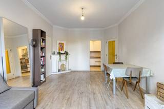 Indeling:verdieping 2:- inkomhal met veiligheidsdeur- berging- apart toilet- woonkamer- keuken met toegang- overdekt terras met schuiframen (ca. 4m²)- slaapkamer 1 met ingemaakte kasten (ca. 17m²)- gerenoveerde badkamer- slaapkamer 2 (ca. 9m²)verdieping 0:- gemeenschappelijke fietsenberging- gemeenschappelijke afvalberging- privatieve kelderberginglocatie: Dit instapklaar appartement te huur is gelegen in de Camille Huysmanslaan, in de gegeerde Expowijk. ideaal gelegen op wandelafstand van winkels, openbaar vervoer, parken.bijzonderheden:- 2 slaapkamers- lift- gunstige EPC-score (B)- in de gegeerde Expowijk- gemeenschappelijke fietsenberging- privatieve bergingDe vaste kosten bedragen 175 euro per maand voor de kosten van de gemene delen, incl. water en verwarming.Bent u geïnteresseerd in deze woning te huur?Aarzel dan niet om een bezoekaanvraag in te dienen via onze website via de daar voorziene rode balk.Wenst u uw eigendom ook te koop of te huur te stellen? We helpen u graag verder. Steeds tot uw dienst om u verder te helpen met al uw vragen over vastgoed.