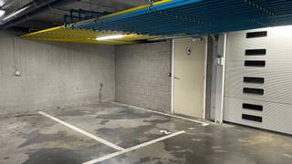 Deze overdekte autostaanplaats is gelegen op een strategische locatie in de Sint-Denijslaan in Gent, een uitstekende uitvalsbasis met...