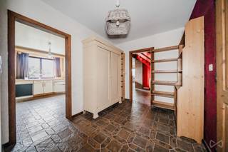 We Invest Malmedy presenteert u deze vrijstaande woning, ideaal gelegen op de heuvels boven het centrum van Malmedy, op slechts enkele minuten van winkels en voorzieningen. De woning biedt een prachtig vrij uitzicht en beschikt over een aangenaam bebost perceel van meer dan 1.200 m², wat zorgt voor een bijzonder aangename leefomgeving.<br /><br />De woning bestaat op de begane grond uit een inkomhal, een toilet, een badkamer, een keuken die uitkomt op een lichte woonkamer (met toegang tot het balkon op het zuiden), een veranda, een slaapkamer en een studeerkamer. Op de eerste verdieping leidt een overloop naar drie slaapkamers, waarvan er twee achter elkaar liggen. De kelder omvat verschillende kelders en garages. Buitenparkeerplaatsen maken het pand compleet.<br /><br />Het pand heeft echter een renovatieproject nodig en er zijn verschillende ingrepen te verwachten: een algemene opknapbeurt, met name van de keuken, de badkamer en het schilderwerk, verbetering van de isolatie en het in overeenstemming brengen van bepaalde technische elementen met de geldende voorschriften. Er zijn ook sporen van vocht in de kelders, met name als gevolg van een gebrek aan ventilatie.<br /><br />Op technisch vlak beschikt het huis over houten kozijnen met dubbele beglazing, een te controleren stookolieverwarming (luchtcirculatiesysteem), een watertank van 2.000 liter en een aansluiting op de riolering. De elektrische installatie voldoet niet aan de voorschriften en het dak is momenteel niet geïsoleerd. EPC E (373 kWh/m² per jaar – 68.217 kWh/jaar – ref. 20251119041270)<br /><br />Een woning met ruime kamers, een uitzonderlijk perceel en een gewilde ligging, ideaal voor een koper die een renovatieproject wil opzetten en een huis naar eigen smaak wil creëren.