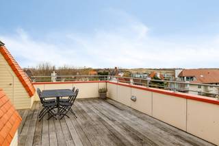 Penthouse (110m²) met drie slaapkamers en ruim zongericht terras (67m²) met mooie vergezichten te koop in residentie Sandy Lane, gelegen langs de Duinparklaan te Oostduinkerke. Op enkele passen van zee!Op zoek naar interessante immo te Oostduinkerke? Lees dan zeker verder!INDELING> 3de verdieping- Ruime inkomhal met vestiairekast- Lichtrijke leefruimte ingedeeld in eet- en zitplaats en toegang tot een eerste terras aan de voorzijde- Zuidgericht terras (67m²) met verschillende bergruimtes- Geïnstalleerde keukenhoek- Apart toilet- (blinde) Slaapkamer 1- Badkamer met ligbad, toilet en wasmeubel- Slaapkamer 2 met eigen balkon- Slaapkamer 3 met ingemaakte kasten, douchekamer en toegang tot het ruime zonneterras> In de kelderverdieping beschikt men over een dubbele garage (12m x 3,5m) met extra bergruimte (5,4m²) en een gemeenschappelijke fietsenstalling!TROEVEN+ Topligging vlakbij zee in de Duinparklaan te Oostduinkerke+ Klein zeezicht vanop de terrassen+ Ruim appartement van 110m² met 67m² terrassen+ Verwarming via vloeraccumulatie, bedienbaar via smartphone+ Incl. dubbele garage met bergingInteresse in deze prachtige penthouse te koop te Oostduinkerke? Neem dan zeker contact op met de dossierverantwoordelijke Sarah Velle via 0470 10 52 78 of sarah.velle@dewaele.com.