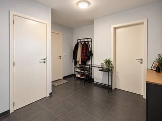 <span><strong>Ruim 2-slaapkamer appartement in residentie "De Plaetse" met zonnig terras, garagebox en private berging.<br /></strong></span><br /><span><strong>Een bezoek aanvragen kan eenvoudig via onze website: www.immodrie.be. Zoek het pand terug onder 'Te Huur' en selecteer vervolgens op de pagina de optie 'Bezoek inplannen'. Omwille van de grote reeks aanvragen, worden verzoeken via Immoscoop of andere portaalsites niet verwerkt.</strong></span><br />
<p>Bij het binnenkomen betreedt u de inkomhal, die een centrale verbinding vormt met alle vertrekken van het appartement. In de inkomhal is er bovendien ruimte voorzien voor het plaatsen van een vestiairekast, ideaal voor jassen en schoenen. Daarnaast blijft er nog voldoende open ruimte over voor een persoonlijke inrichting.</p>
<p>Vanuit de inkomhal komt u in de ruime, open leefruimte. Dankzij de aangename oppervlakte biedt deze ruimte verschillende mogelijkheden voor de inrichting van een comfortabele zithoek en een gezellige eetplaats. Vanuit de leefruimte heeft u bovendien een zicht op de halfopen hoekkeuken. Deze keuken is praktisch ingericht en voorzien van alle nodige toestellen, waaronder een vaatwasser, kookvuur en koelkast met vriesvak. Daarnaast is er voldoende opbergruimte aanwezig. Aansluitend aan de keuken bevindt zich een handige berging. Hier is de aansluiting voor de wasmachine voorzien en staat eveneens de cv-ketel.</p>
<p>Vanuit de leefruimte heeft u rechtstreeks toegang tot het zuidwestelijk georiënteerde terras. Dankzij de aanwezige zonneluifel kunt u hier op zonnige dagen heerlijk genieten, zowel overdag als tijdens de avonduren.</p>
<p>Terug in de inkomhal vinden we de toegang tot de twee slaapkamers. De eerste slaapkamer is ruim en biedt voldoende plaats voor een volwaardig bed, kasten en eventueel bijkomend meubilair. De tweede kamer is compacter en kan perfect dienstdoen als tweede slaapkamer, kinderkamer, dressing of praktische bureauruimte.</p>
<p>De badkamer is uitgerust met een ligbad met doucharmatuur en een badkamermeubel met dubbele wastafel. Daarnaast beschikt het appartement over een afzonderlijk toilet.</p>
<p>Op de kelderverdieping beschikt u over een afgesloten garagebox, voorzien van elektriciteit en verlichting. De garage is bovendien uitgerust met een elektrisch bedienbare poort. Daarnaast is er een ruime, afgesloten kelderberging aanwezig. Deze biedt mogelijkheden voor het stockeren van onder andere fietsen, vuilnisbakken, opbergrekken en allerhande huishoudelijke spullen. Ook hier zijn elektriciteit en verlichting voorzien.</p>