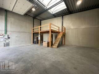 Nieuwbouw KMO-unit van <strong>122 m²</strong> met <strong>2 privatieve parkeerplaatsen </strong>te huur in Lauwe, op slecht 4 km van de E17 afrit Moeskroen met een onmiddellijke verbinding naar de E403.<br /><br />De geïsoleerde loods is opgebouwd uit een staalstructuur, betonplint tot deurhoogte, sandwichpanelen en steeldeck. Verder is het magazijn (<strong>brandklasse C</strong>) met een <strong>vrije hoogte van 6 m</strong> voorzien van een sectionale poort met aparte toegangsdeur, gepolierde betonvloer en lichtstraat met rookkoepel.<br /><br /><strong>Aanwezigheid van een</strong> <strong>waterpomp voor regenwater, stopcontacten (220-230V & 380-400 V), verlichting en sanitair</strong>. Het magazijn kan zowel gebruikt worden als atelier, productieruimte of opslagruimte.<br /><br />De KMO-unit maakt deel uit van een gloednieuw KMO-project bestaande uit 18 KMO-units met ruime manoeuvreerruimte on site. Voor meer informatie of een vrijblijvend plaatsbezoek kan u contact opnemen met PANORAMA <strong>0460 97 66 66</strong>.