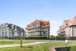 <p>Te koop: verzorgd appartement in Nieuwpoort, gelegen aan de Albert I laan, met vrij zicht op het park.</p>

<p> </p>

<p>Dit appartement (bouwjaar 1996) bevindt zich in een groene en toeristische omgeving, op wandelafstand van openbaar vervoer en nabij belangrijke invalswegen. Het biedt twee ruime slaapkamers, een lichtrijke leefruimte en een terras waar u geniet van het open uitzicht. Bovendien is er een <strong>garage in de residentie inbegrepen</strong>, wat extra comfort en veiligheid biedt.</p>

<p> </p>

<p>Belangrijkste ruimtes:<br />• Lichtrijke woonkamer met toegang tot het terras en uitzicht op het park<br />• Keuken met functionele indeling<br />• Twee ruime slaapkamers<br />• Badkamer <br />• Apart toilet<br />• Berging voor extra opslag<br />• Terras met vrij zicht</p>

<p> </p>

<p>Troeven:<br />• Garage in de residentie<br />• Vrij zicht op het park<br />• Twee ruime slaapkamers</p>

<p> </p>

<p>Neem vandaag nog contact op met uw ERA-makelaar voor een bezoek.<br />058 222 222 of op gert@eraservimo.be</p>

<p> </p>

<p>JOUW DROOMAPPARTEMENT. ZO GEVONDEN!</p>