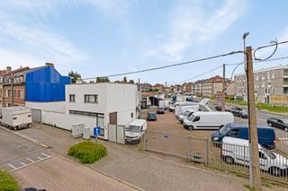 Immo Pické biedt U dit uitzonderlijk vastgoed aan gelegen op de belangrijkste commerciële ligging van Sint-Pieters-Leeuw en in de onmiddellijke omgeving van scholen, winkels en openbaar vervoer.<br />Het complex bestaat uit:<br />- Een prachtig onderhouden woonhuis met kantoorruimte bestaande uit een inkomhal, een lichtrijke woonkamer, een eetkamer, een volledig ingerichte keuken, een gastentoilet, een privatief ruim terras, 3 grote slaapkamers (1 met sanitaire voorzieningen), een dressing en een afzonderlijke badkamer. Aangrenzend een mooie kantoorruimte.<br />- Commercieel gedeelte bestaande uit 2 ruime magazijnen, verschillende bergingen en een grote open loods.<br />- Verschillende autostaanplaatsen voor de gebouwen.<br /><br />Detail:<br />Woning: 200m²<br />Terras: 65m²<br />Garage - loods en parking: 800m²<br /><br />De foto's en afbeeldingen hebben een indicatieve waarde. Er kunnen geen juridische gevolgen toegekend worden aan deze informatie.