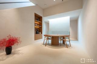 Op een toplocatie in het centrum van Knokke, aan het Alfred Verweeplein, bevindt zich deze moderne en stijlvolle kantoorruimte te huur...