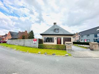 Half openwoning met zonnige tuin RoeselareLichtrijke half openwoning met drie slaapkamers, garage en zuidgerichte tuin.IndelingGelijkvloers: inkom...