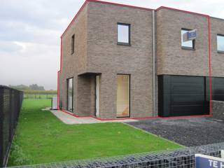 Deze recente BEN-woning omvat op het gelijkvloers een aangename leefruimte met zicht op het landelijke karakter van Olsene, een moderne keuken, een afzonderlijke berging en inpandige garage. De verdieping bestaat uit 3 slaapkamers, een ruime badkamer met bad én douche en een technische ruimte.<br /><br />Technisch hoogwaardig en energiezuinige woning (negatief E-peil van -8) met o.a.:<br />-warmtepomp met zonnepanelen;<br />-ventilatiesysteem D; <br />-vloerverwarming;<br />-regenwaterrecuperatie;<br />- gemotoriseerde sectionale garagepoort;<br />-…<br /><br />Kortom, een uitstekende prijs-kwaliteit-verhouding!