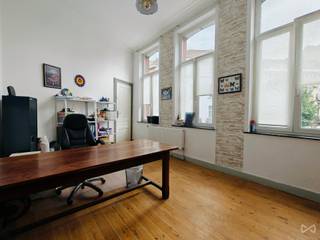 maxime.l@weinvest.be | 02 315 77 22<br /><br />We Invest is exclusively offering this charming 60 m² apartment located on the 1st floor of a quiet 4-story building without an elevator, on the lively Rue de l'Intendant.<br /><br />The property comprises a spacious bedroom, a shower room, a bright and welcoming living room, and a semi-equipped open-plan kitchen. You will also appreciate the private cellar, ideal for storage. The apartment has double-glazed windows and gas heating. Some electrical work is required to bring the property up to standard.<br /><br />The location is particularly convenient, just a stone's throw from supermarkets (Aldi, Carrefour Express), local shops, schools (Saint-Joseph, Saint-Rémy), nurseries, and green spaces such as Saint-Rémy Park. Public transportation (metro, tram, bus) provides quick access to the center of Brussels.<br /><br />Energy performance: PEB F (317 kWh/m²/year, CO₂: 63).<br /><br />Don't miss this rare opportunity on the market. Contact us today to arrange a viewing and discover all our exclusive properties at www.weinvest.be.