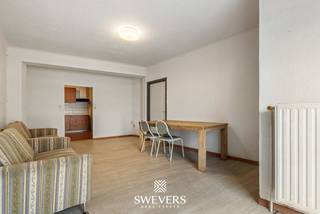 Voor meer info en foto’s, surf naar www.swevers.be – Ontdek dit te renoveren handelshuis met appartement aan de Koolmijnlaan 6 in Beringen. Deze eigendom uit 1899 combineert een handelsruimte met een ruime woongelegenheid en biedt tal van mogelijkheden voor ondernemers die wonen en werken willen combineren of voor investeerders. Een extra troef is de praktische achtertoegang, die zorgt voor een vlotte bereikbaarheid. Het handelspand beschikt over een bureauruimte/handelsruimte van 23,43 m² met uitbreiding tot 14,69 m², een keuken, een afzonderlijk toilet en een opslagruimte, ideaal voor diverse commerciële activiteiten. Het appartement omvat een inkomhal, een woonkamer, een keuken, een badkamer op het eerste verdiep. Op de tweede verdieping bevinden zich nog drie slaapkamers, waardoor de woning geschikt is voor een gezin of een combinatie van wonen en thuiswerken. Daarnaast zijn er een kelder en zolder die extra opslagruimte bieden. De eigendom ligt op een perceel van 1 are en biedt dankzij de renovatiemogelijkheden alle kansen om het pand volledig naar eigen smaak en hedendaags comfort in te richten. De centrale ligging is een bijkomend pluspunt. De snelweg ligt op 3,5 km, openbaar vervoer op 80 meter, scholen op 600 meter, restaurants op 250 meter, winkels op 700 meter en recreatiemogelijkheden op 1,8 km. Zo geniet u van een vlotte bereikbaarheid en alle voorzieningen binnen handbereik. Voor meer informatie, bel 011 255 155. Bron bewoonbare oppervlakte: EPC – verslag.