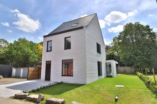 <p><span>*** QUICK SALE MET BIEDPRIJS VANAF 475.000 EUR * Kijk -en bieddagen 4, 5 en 6 juni (enkel op afspraak) </span></p><p><span> </span></p><p><span> </span></p><p><span>Rustig gelegen in het groene hart van het centrum vinden we deze prachtige alleenstaande woning.</span></p><p><span> </span></p><p><span>De woning, met een bewoonbare oppervlakte van 220m², is gelijkvloers ingedeeld met een brede inkom met apart gastentoilet, een bureauruimte (geschikt voor vrij beroep/praktijkruimte), een ruime en nieuw uitgebouwde woonkamer met zithoek, de prachtige en super uitgeruste keuken en eetplaats, dit alles met een zalig tuincontact. Verder is er gelijkvloers een praktische wasberging voorzien. Een ruime kelder zorgt voor nog wat extra koele bergruimte.</span></p><p><span> </span></p><p><span>Op de eerste verdieping zijn drie slaapkamers en de badkamer met dubbele wastafel, inloopdouche en ligbad Er is een apart toilet op de nachthal. De zolderverdieping (vaste trap) is volledig ingericht en biedt nog alle mogelijkheden (bureau, slaapkamer, speelzolder). </span></p><p><span> </span></p><p><span>De zalige tuin, grenzend aan een rustige groene long, is voorzien van een royaal terras. Voor de wagen is er een ruime oprit met carport.</span></p><p><span> </span></p><p><span>- Hoogwaardige totaalrenovatie: Nieuwe riolering (gescheiden) / Regenwater (10.000l) / alle nieuwe technieken / nieuwe elektriciteit<br />- EPC B en vloerverwarming (EPC A mogelijk mits installatie 10 zonnepanelen)<br />- Topligging, rustig aan de rand van groen en nabij alle voorzieningen</span></p><p><span> </span></p><p><span>Reserveer nu jou bezoek op de kijk -en bieddag via info@century21viaplus.be of 056/24.38.12</span></p><p><span> </span></p><p><span> </span></p><p><span>*niet bindende vanafprijs, de verkoop komt tot stand door aanvaarding van het uitgebrachte bod</span></p><p><span> </span></p><p><span> </span></p>