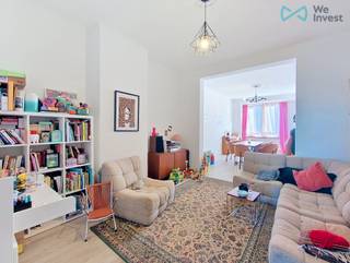 Info &amp; bezoeken: bruxelles.ouest@weinvest.be of 02 315 77 22<br /><br />We Invest biedt exclusief dit appartement met twee slaapkamers aan, gelegen op de 2de verdieping van een klein gebouw zonder lift in Ganshoren.<br /><br />Met een oppervlakte van 80 m² bestaat het uit twee slaapkamers, een woonkamer, een eetkamer, een volledig uitgeruste keuken, een douchekamer met wasruimte, een balkon aan de achterzijde en een kelder. EPC: D (162 kWh/m².jaar, CO₂: 39).<br /><br />Het appartement ligt dicht bij scholen, winkels en openbaar vervoer, en biedt een gemakkelijke toegang tot de belangrijkste invalswegen naar het centrum van Brussel of de Ring.<br /><br />Deze woning is een unieke kans en is beschikbaar vanaf 3 juli 2026.<br /><br />Huurprijs: € 995 per maand<br /><br />Lasten: € 150 per maand<br /><br />Neem contact met ons op om een bezoek te plannen! Mis al onze exclusieve aanbiedingen niet op onze website: WWW.WEINVEST.BE