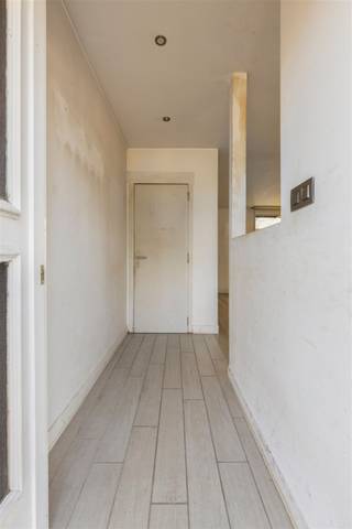 <p><span>Rustig gelegen woning met tuin, garage en prachtig vergezicht in Welden</span></p><p><span>Ontdek deze charmante woning, rustig gelegen in de landelijke deelgemeente Welden. Hier geniet je dagelijks van een prachtig vergezicht over de omliggende landerijen.</span></p><p><span>Bij het binnenkomen word je verwelkomd in een ruime en lichtrijke leefruimte met gezellige eetplaats. Aansluitend bevindt zich de keuken, met daarnaast een ruime badkamer uitgerust met een douche, ligbad en toilet.</span></p><p><span>Op de eerste verdieping bevinden zich twee volwaardige slaapkamers. Via een vaste trap bereik je de zolder, die tal van mogelijkheden biedt voor extra bergruimte of de inrichting van bijkomende kamers.</span></p><p><span>Daarnaast beschikt de woning over een praktische kelder.</span></p><p><span>Buiten geniet je van een ruime tuin met gazon en aanhorigheden, waar je in alle rust kunt ontspannen en optimaal kunt genieten van de groene omgeving. Achteraan het perceel bevindt zich een garage met elektrische poort, bereikbaar via een openbare landweg, wat zorgt voor een vlotte en praktische toegang.</span></p><p><span>Deze woning vraagt om een renovatie, maar vormt daardoor de ideale kans voor wie een woning volledig naar eigen smaak en wensen wil inrichten. Dankzij de rustige ligging, het mooie open uitzicht en het aanwezige potentieel biedt deze eigendom tal van mogelijkheden om er een warme en eigentijdse thuis van te maken.</span></p><p><span>Maak je afspraak via jurgen@immodhondt.be</span></p>